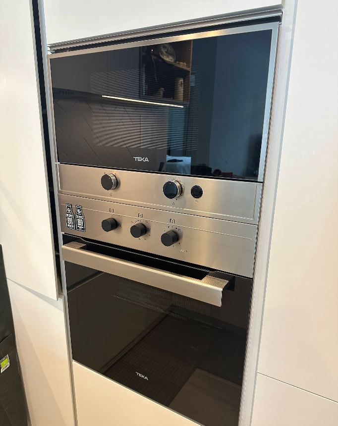 Built-in double oven column serviced and tested in an Abu Dhabi villa