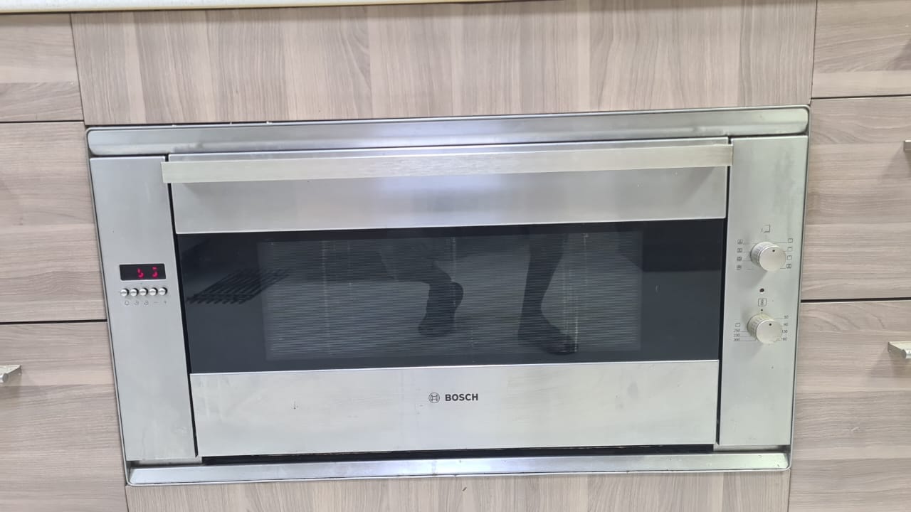90 cm built-in oven attended on a UAE service call