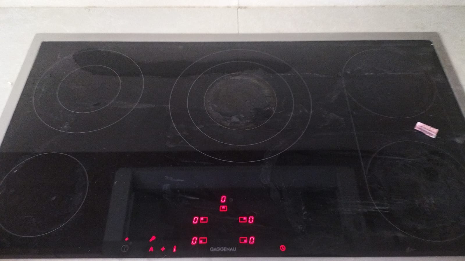 Five-zone ceramic hob attended on a UAE service call