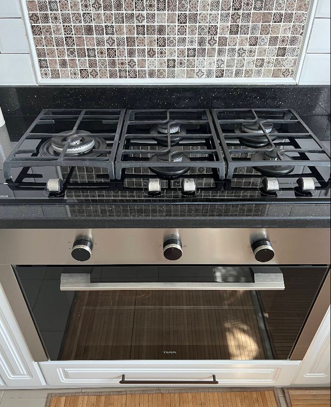 Five burner gas cooking range and built-in oven repaired in Abu Dhabi