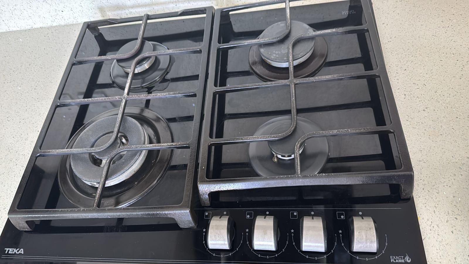 Four-burner gas hob attended on a UAE service call